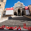 Ad Amalfi sessanta scarpe rosse in memoria delle vittime di femminicidio del 2020. E stasera s'illumina il Duomo