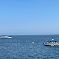 Ancora yacht in Costiera Amalfitana: al largo di Amalfi ecco "Emerald Azzurra" e "Cleopatra" / FOTO 