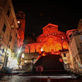 Il duomo di Amalfi si illumina di rosso per dire no alla violenza di genere