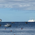 In Costa d'Amalfi la nave da crociera Seabourn Ovation e il veliero Wind Surf 