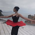 La danza ai tempi del Coronavirus, Enza volteggia sul panorama della Costa d'Amalfi /VIDEO