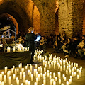 Spettacolare Concerto al Buio ad Amalfi: una magica performance tra le volte dell’Arsenale illuminate dalle luci delle candele