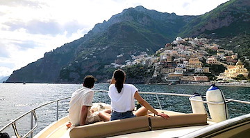 Amalfi Boats ricerca una figura di hostess/steward di bordo per la stagione 2024