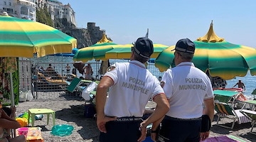 Amalfi, partito il progetto “Spiagge Sicure”: due nuovi agenti di PM per la vigilanza di arenili e approdi