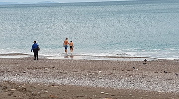 Bagno di fine novembre a Minori. Freddo e vento non spaventano due turisti in Costiera Amalfitana