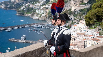 Carabinieri in alta uniforme ad Amalfi: un omaggio alla bellezza della Divina 