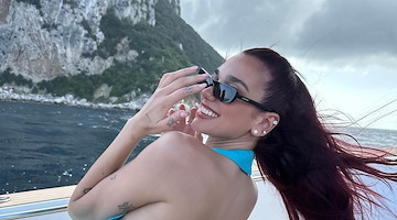 Dua Lipa sbarca a Capri, l'artista presente alla sfilata del marchio Jacquemus / FOTO 