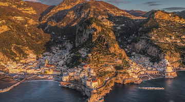 I raggi del primo mattino accendono Amalfi, Atrani e la magia della Costiera