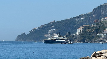 In Costa d'Amalfi "Here Comes The Sun", il superyacht di lusso col nome di un brano dei Beatles