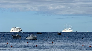 In Costa d'Amalfi la nave da crociera Seabourn Ovation e il veliero Wind Surf 