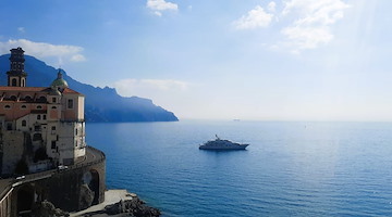 In Costiera Amalfitana tornano gli yacht di lusso: ad Atrani c'è il maestoso "RoMa"
