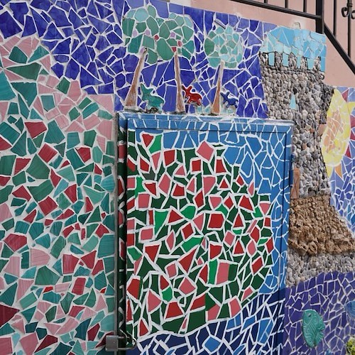 Vietri sul Mare, tre giovani volontari adornano il borgo di Marina con un mosaico<br />&copy; Daniele Benincasa
