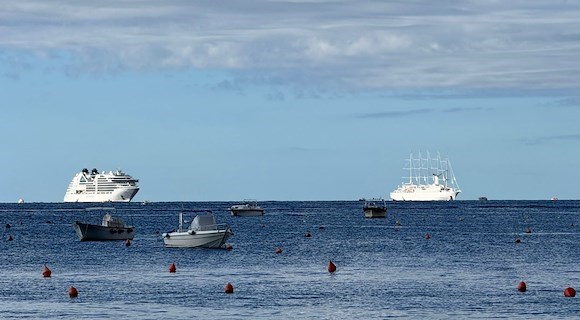 In Costa d'Amalfi la nave da crociera Seabourn Ovation e il veliero Wind Surf 