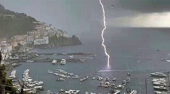 Tempesta improvvisa in Costiera Amalfitana: fulmine ad Amalfi, danni a Ravello