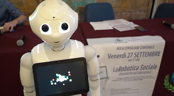 Vietri sul Mare accoglie il robot umanoide Pepper: un passo avanti nella robotica sociale