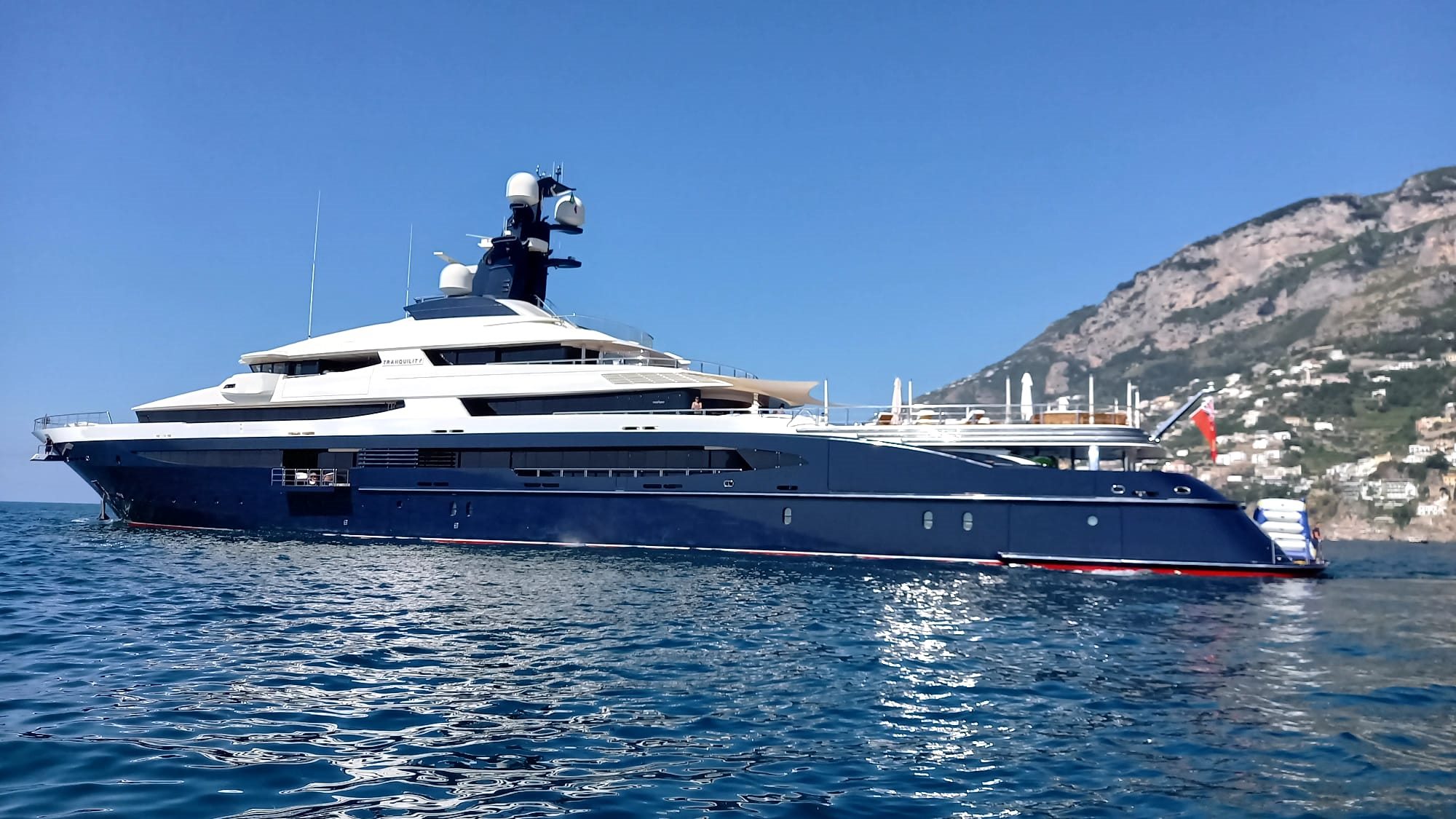 Positano, ecco Symphony: il mega yacht del proprietario di Louis