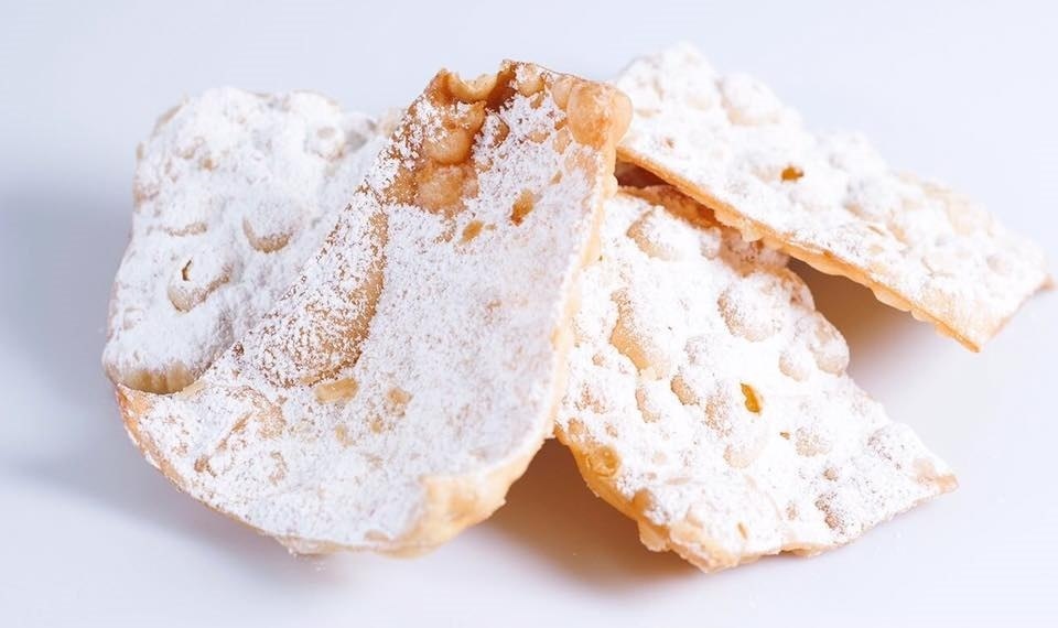 Chiacchiere e coriandoli. La ricetta per un dolce Carnevale 